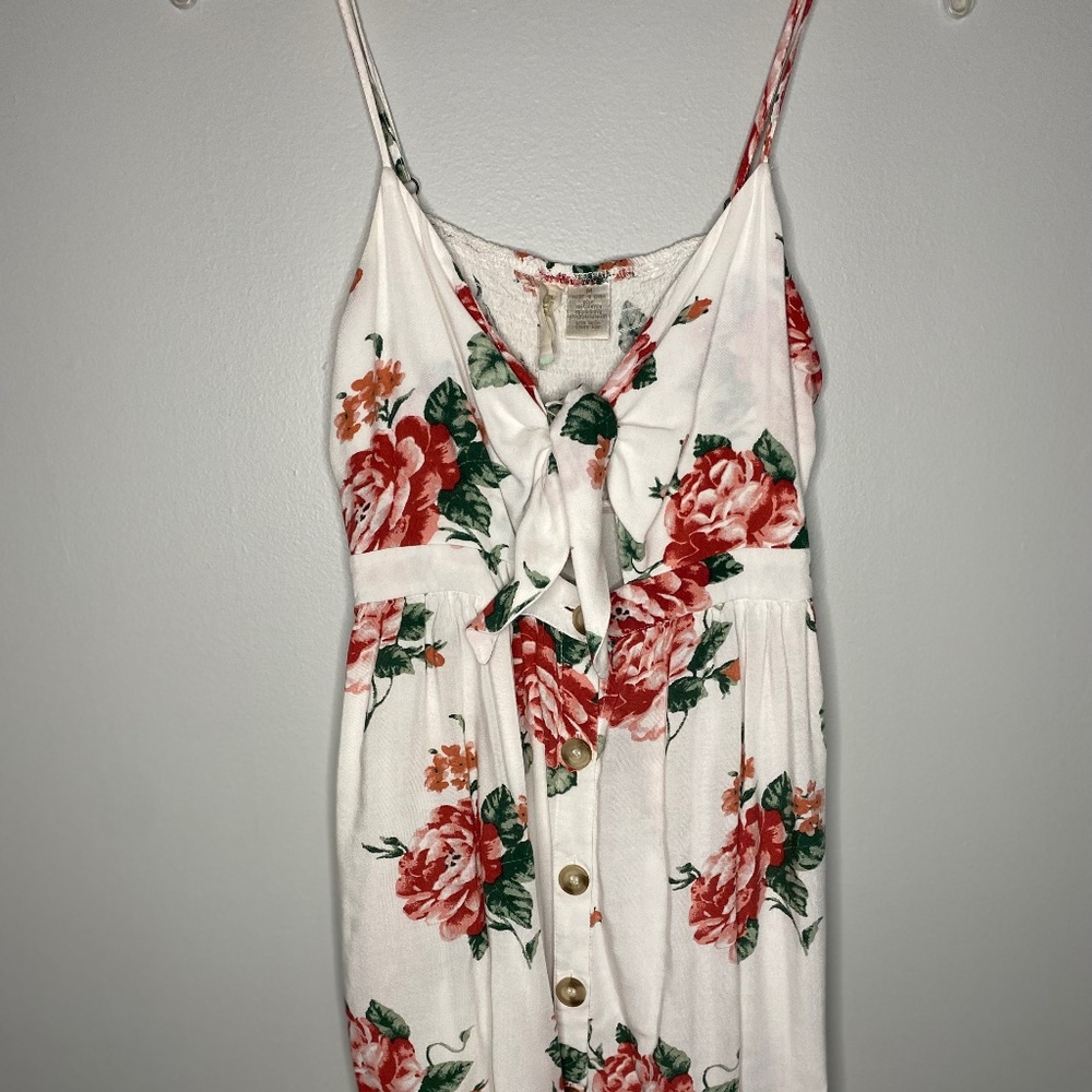 Short floral dress with keyhole